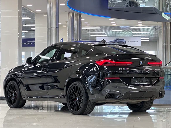 2021 BMW X6 40d III (G06), чёрный, 9300000 рублей - вид 1