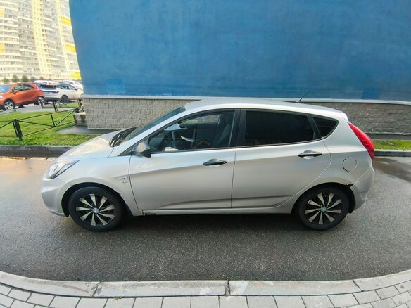 2012 Hyundai Solaris I, серебристый, 675000 рублей - вид 4