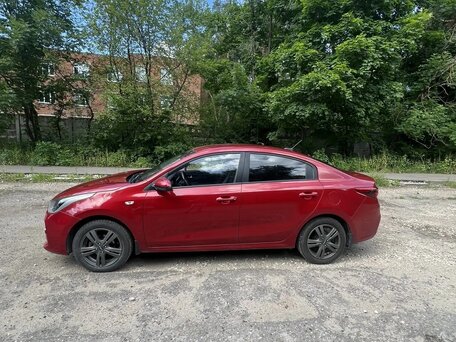 2017 Kia Rio IV, красный, 1030000 рублей, вид 3