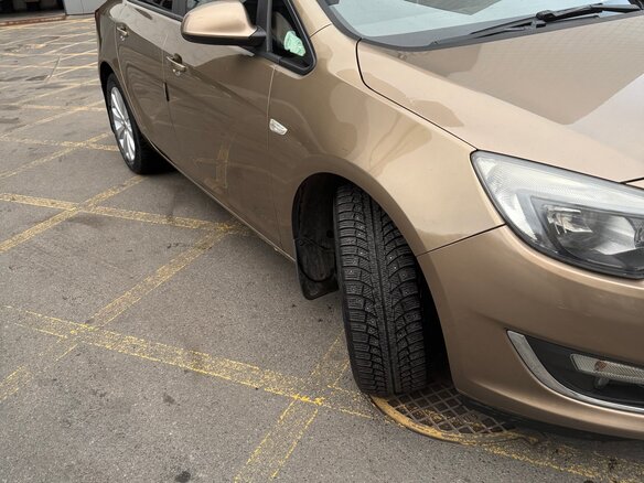 2012 Opel Astra J Рестайлинг, бежевый, 1000000 рублей - вид 5
