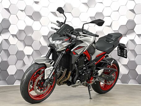 2023 Kawasaki Z 900, серый, 1099000 рублей, вид 2