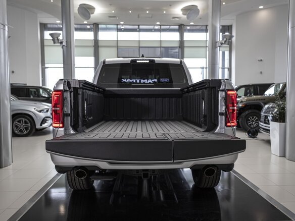 2026 Ram 1500 Crew Cab V Рестайлинг, серебристый, 9390000 рублей - вид 5