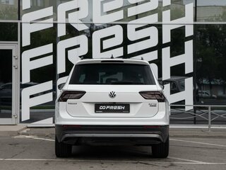 2017 Volkswagen Tiguan II, белый, 2730000 рублей, вид 4