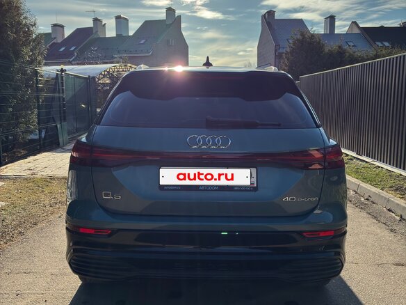 2022 Audi Q5 e-tron 40, зелёный, 4500000 рублей - вид 4