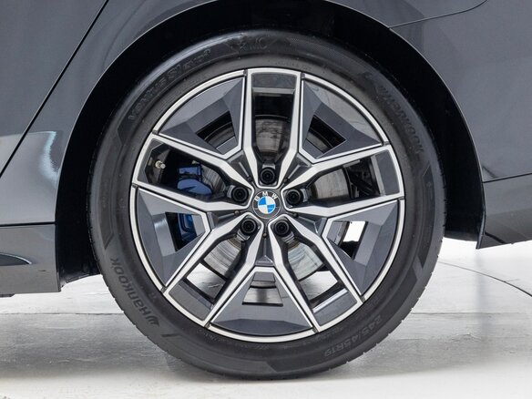 2025 BMW 5 серии 520i VIII (G60/G61/G68), серый, 6300000 рублей - вид 4