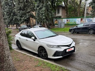 2019 Toyota Camry VIII (XV70), белый, 2450000 рублей, вид 1