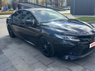 2018 Toyota Camry VIII (XV70), чёрный, 2099999 рублей, вид 2