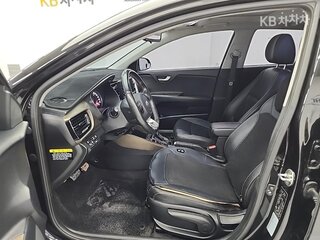 2020 Kia Stonic I, чёрный, 1570000 рублей, вид 5
