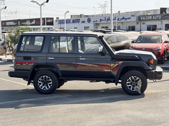 2026 Toyota Land Cruiser 76 70 Series Рестайлинг 2, чёрный - вид 3