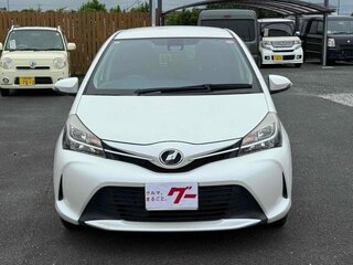 2016 Toyota Vitz III (XP130) Рестайлинг, белый, 700000 рублей, вид 2