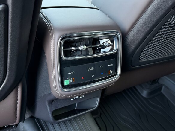 2025 Geely Monjaro (Xingyue L) I Рестайлинг 2 (China Market), серый - вид 22