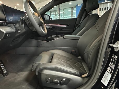 2025 BMW 5 серии 520i VIII (G60/G61/G68), чёрный, 5759000 рублей, вид 5