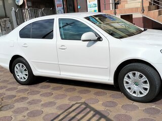 2013 Skoda Octavia II (A5) Рестайлинг, белый, 700000 рублей, вид 3