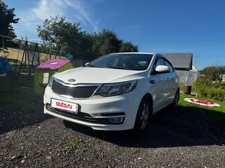 2015 Kia Rio III Рестайлинг, белый, 800000 рублей, вид 3