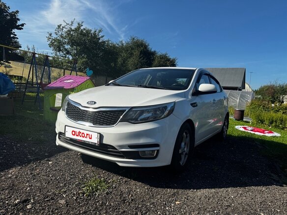 2015 Kia Rio III Рестайлинг, белый, 750000 рублей - вид 2