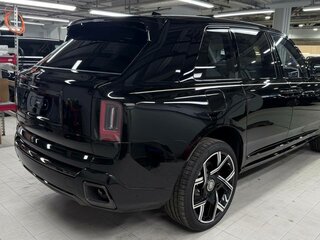 2026 Rolls-Royce Cullinan Black Badge I Рестайлинг (Series II), чёрный, 72000000 рублей, вид 4