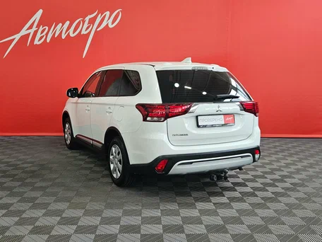 2020 Mitsubishi Outlander III Рестайлинг 3, белый, 2149000 рублей, вид 3