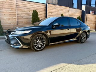 2022 Toyota Camry VIII (XV70) Рестайлинг, чёрный, 3200000 рублей, вид 2