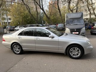 2002 Mercedes-Benz S-Класс 320 IV (W220), серебристый, 1350000 рублей, вид 4