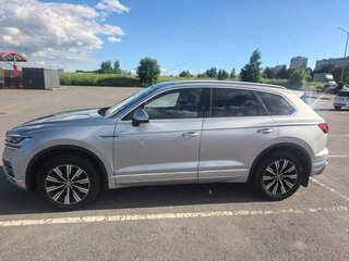 2019 Volkswagen Touareg III, серебристый, 4050000 рублей, вид 1