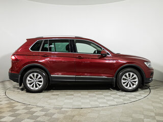 2017 Volkswagen Tiguan II, красный, 2250700 рублей, вид 4