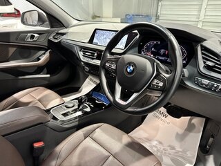 2023 BMW 1 серии 118i III (F40), белый, 1430000 рублей, вид 4