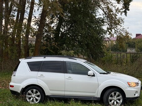 2011 Mitsubishi Outlander II Рестайлинг, белый, 1300000 рублей, вид 2