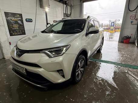 2017 Toyota RAV4 IV (XA40) Рестайлинг, белый, 2350000 рублей, вид 4