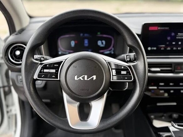 2023 Kia K3 II (China Market) Рестайлинг, белый - вид 7