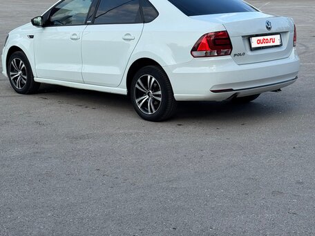 2017 Volkswagen Polo V Рестайлинг, белый, 870000 рублей, вид 4