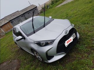2020 Toyota Yaris IV, серый, 830000 рублей, вид 3