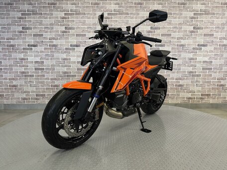 2024 KTM 1390 Super Duke R, оранжевый, 2085000 рублей, вид 2