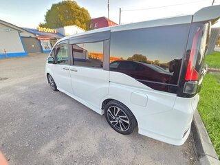 2017 Honda Stepwgn V, белый, 2250000 рублей, вид 5