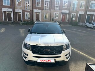 2016 Ford Explorer V Рестайлинг, белый, 2700000 рублей, вид 1