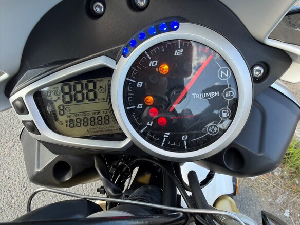 2015 Triumph Street Triple, белый, 800000 рублей - вид 7
