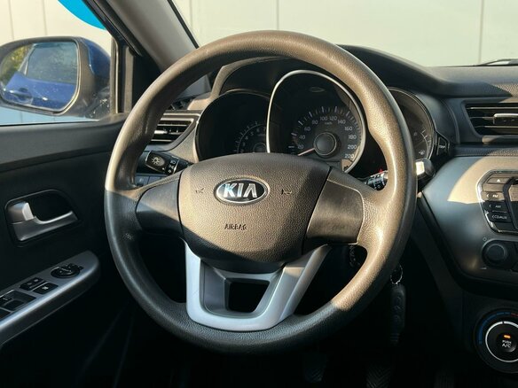 2013 Kia Rio 5-speed III, синий, 800000 рублей - вид 12