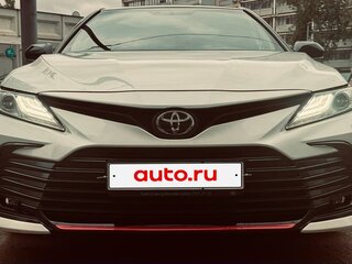 2021 Toyota Camry VIII (XV70) Рестайлинг, белый, 3459000 рублей, вид 2