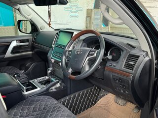 2016 Toyota Land Cruiser 200 Series Рестайлинг 2, чёрный, 8695000 рублей, вид 4