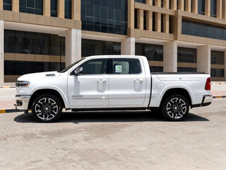 2025 Ram 1500 Quad Cab V Рестайлинг, белый, 6840000 рублей, вид 3