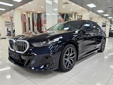 2026 BMW 5 серии 523d xDrive VIII (G60/G61/G68), чёрный, 9145000 рублей, вид 1