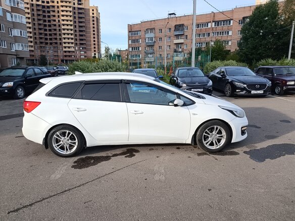 2017 Kia Ceed II Рестайлинг, белый, 900000 рублей - вид 3