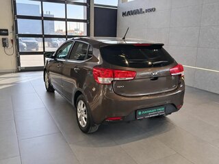 2016 Kia Rio III Рестайлинг, коричневый, 900000 рублей, вид 4