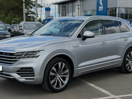 2019 Volkswagen Touareg III, серебристый, 3500000 рублей, вид 1