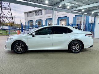 2021 Toyota Camry VIII (XV70) Рестайлинг, белый, 3349000 рублей, вид 2