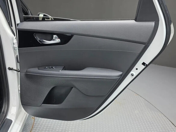 2021 Kia K3 II Рестайлинг, белый - вид 15