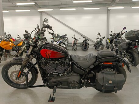2021 Harley-Davidson Street Bob, чёрный, 1660000 рублей, вид 4