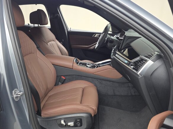 2025 BMW X6 40i III (G06) Рестайлинг, серебристый - вид 16