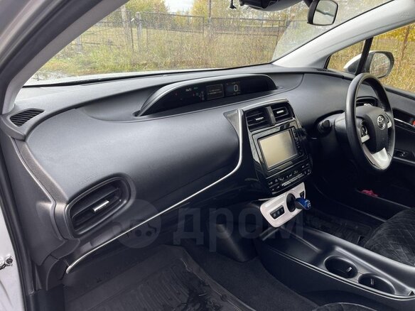 2016 Toyota Prius IV (XW50), серебристый, 1580000 рублей - вид 10