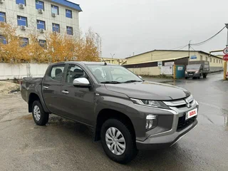 2020 Mitsubishi L200 V Рестайлинг, коричневый, 1950000 рублей, вид 2