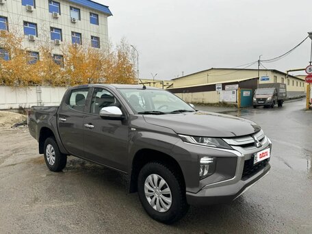 2020 Mitsubishi L200 V Рестайлинг, коричневый, 1950000 рублей, вид 2